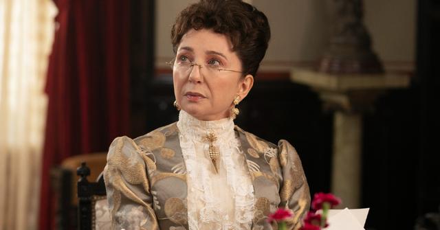 The esteemed Caroline 'Lina' Astor (Donna Murphy)