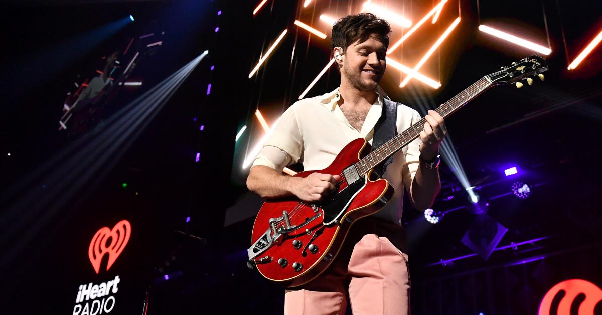 niall horan performing at jingle ball