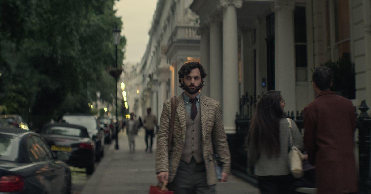 Penn Badgley as Joe walking in South Kensington in 'You' Season 4.