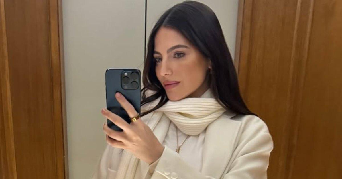 Kelly Piquet taking an elevator selfie.