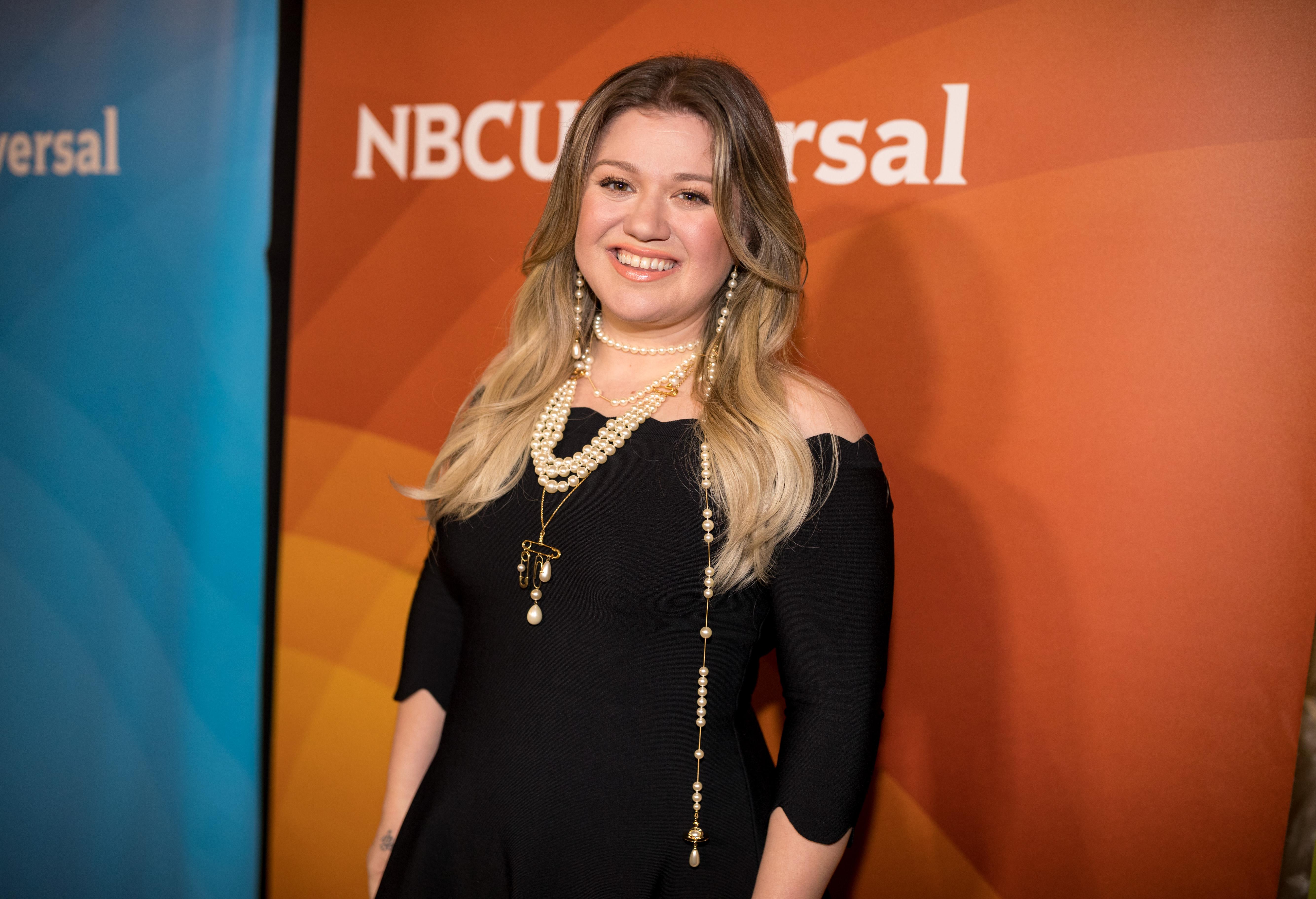 How Did Kelly Clarkson Lose Weight? Secrets Behind the Singer's Body  Transformation