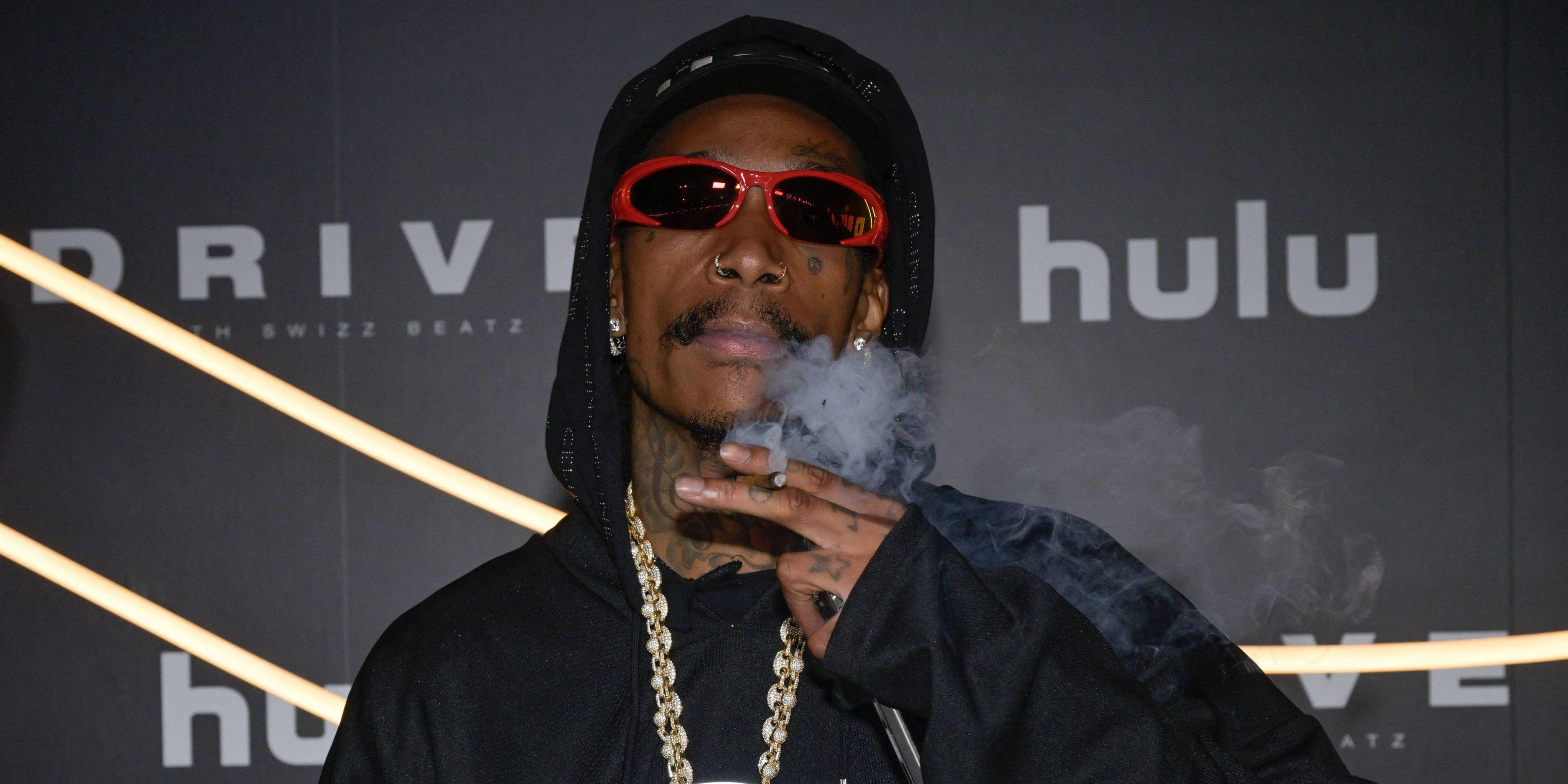 wiz-khalifa-smoking