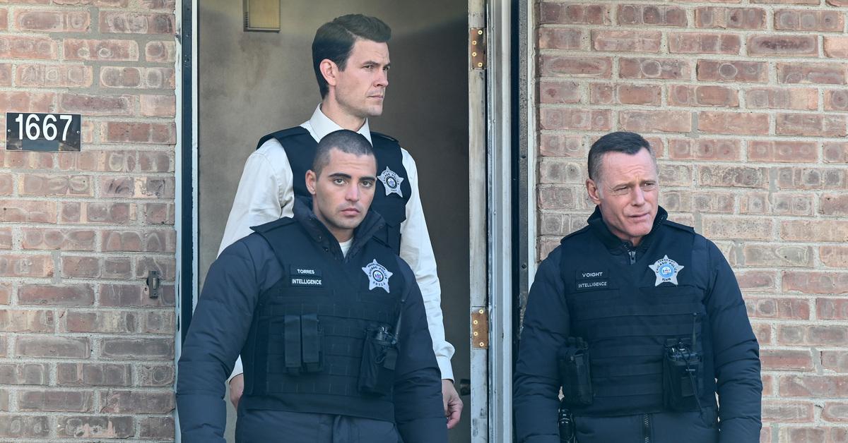 Tom Lipinski (center) on 'Chicago P.D.'