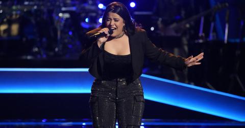 Mafe singing on stage on Season 25 of 'The Voice'.