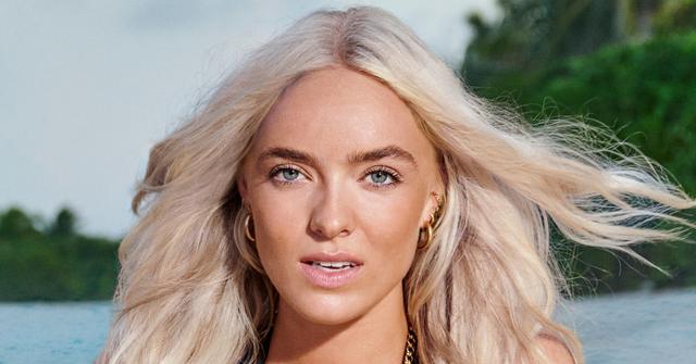 Elys Hutchinson poses in a black bikini for her official 'Perfect Match' Season 2 portrait.