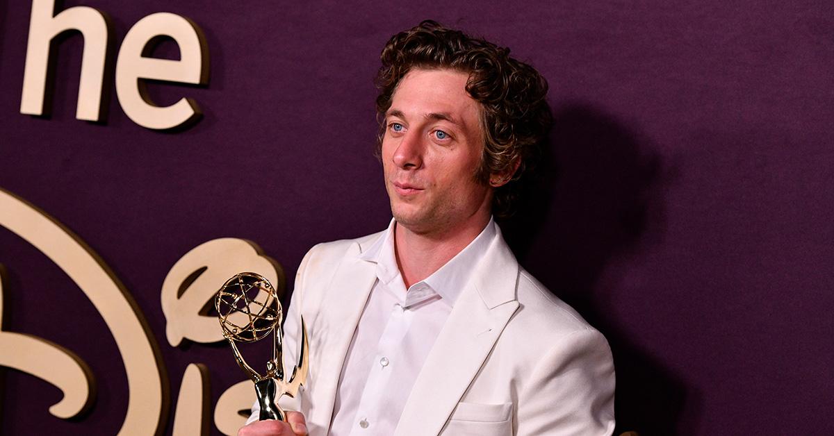 Jeremy Allen White with his Emmy on the red carpet. 