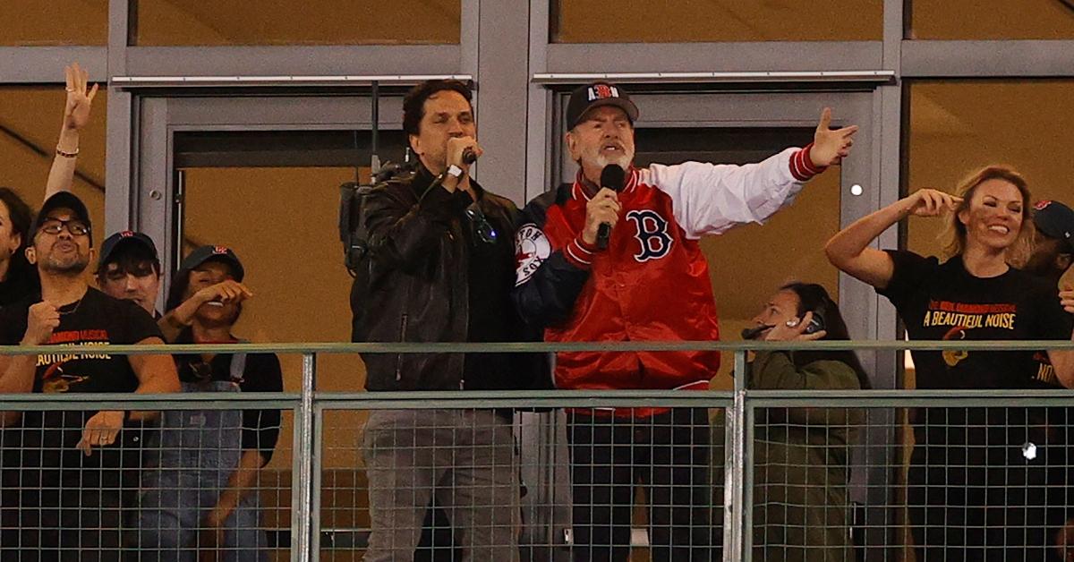 : Singer-songwriter Neil Diamond performs "Sweet Caroline" during the eighth inning between the St. Louis Cardinals and the Boston Red Sox at Fenway Park on June 18, 2022 in Boston, Massachusetts. (Photo by Sarah Stier/Getty Images)