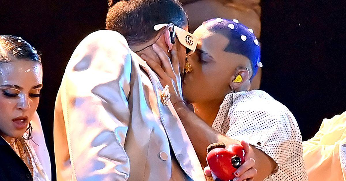 Bad Bunny vma kiss