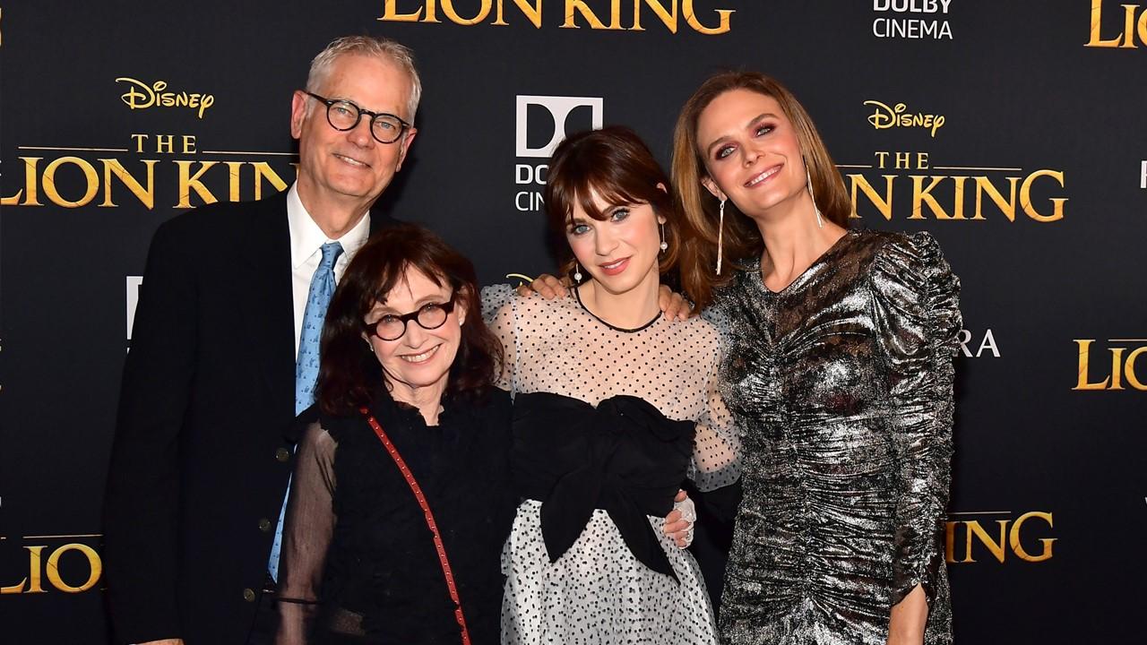 Zooey Deschanel avec ses parents et sa sœur à la première de Disney "Le roi Lion" au Dolby Theatre le 9 juillet 2019