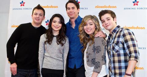The cast of 'iCarly' pose for a photo