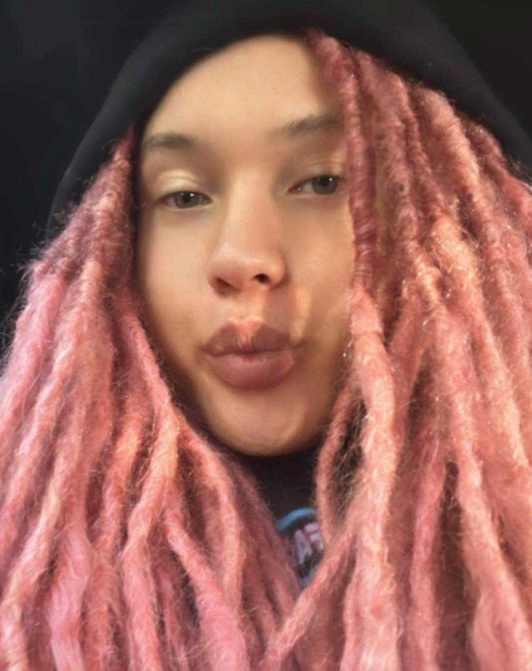 Robert De Niro's daughter with light pink locs.
