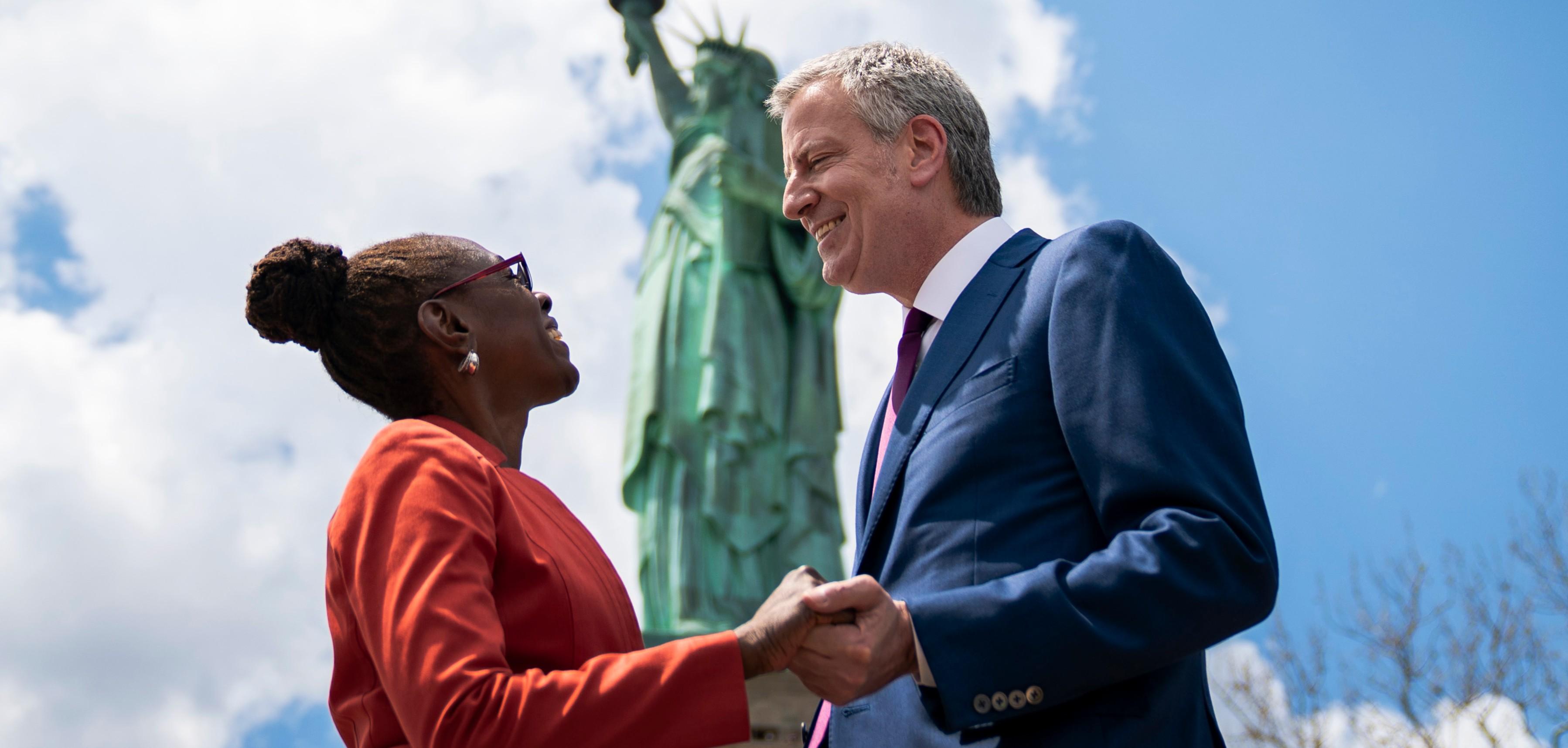  Bill de Blasio and his wife Chirlane McCray stop in front of the Statue of Liberty 