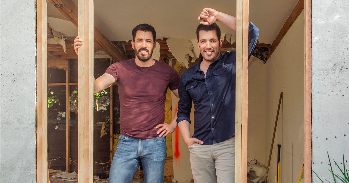 Jonathan Scott and Drew Scott posing on 'Celebrity IOU'