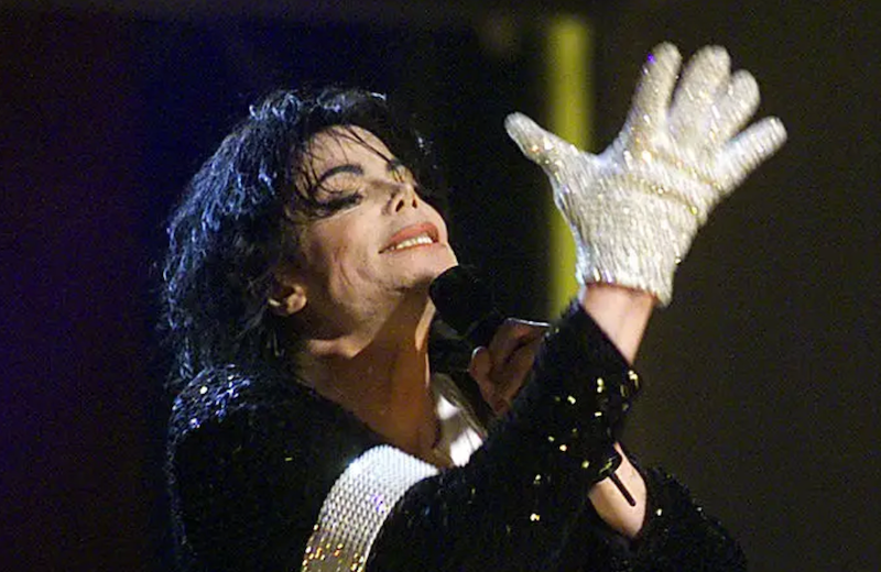 Micheal Jackson wearing one white glove