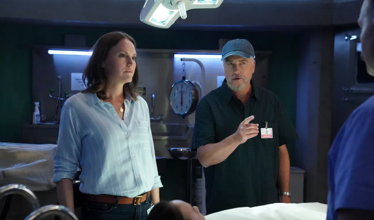 Sara Sidle and Gil Grissom looking at a body on 'CSI: Vegas'.