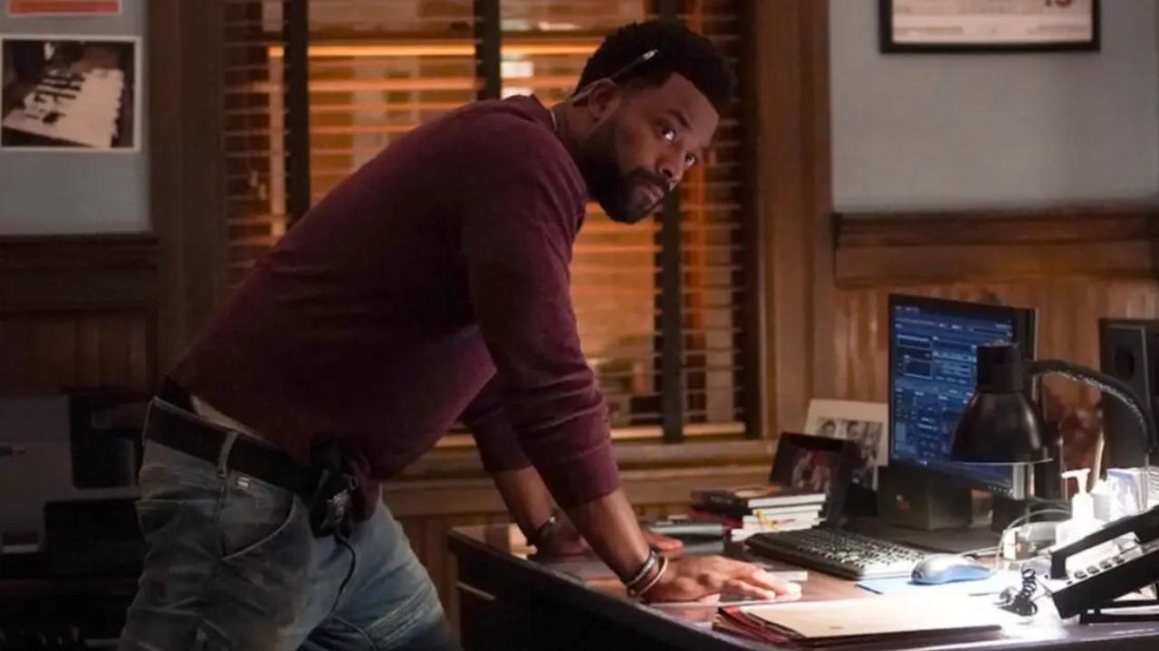 Officer Kevin Atwater (LaRoyce Hawkins) leaning on a desk in 'Chicago P.D.'