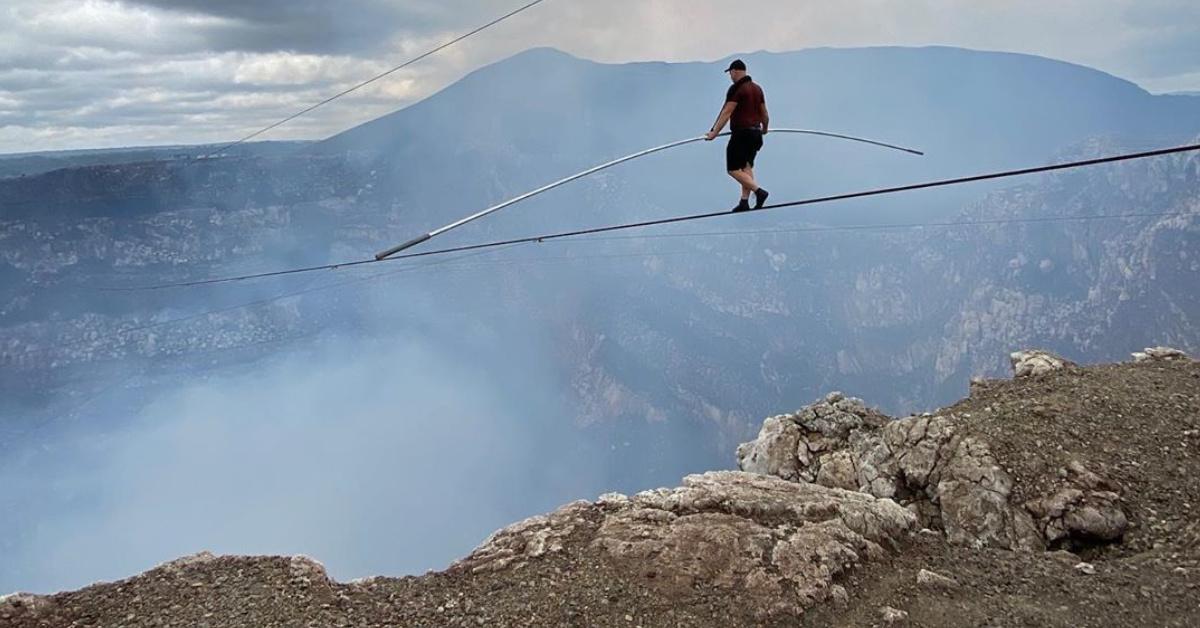 Daredevil Wallenda becomes first person to walk on tightrope