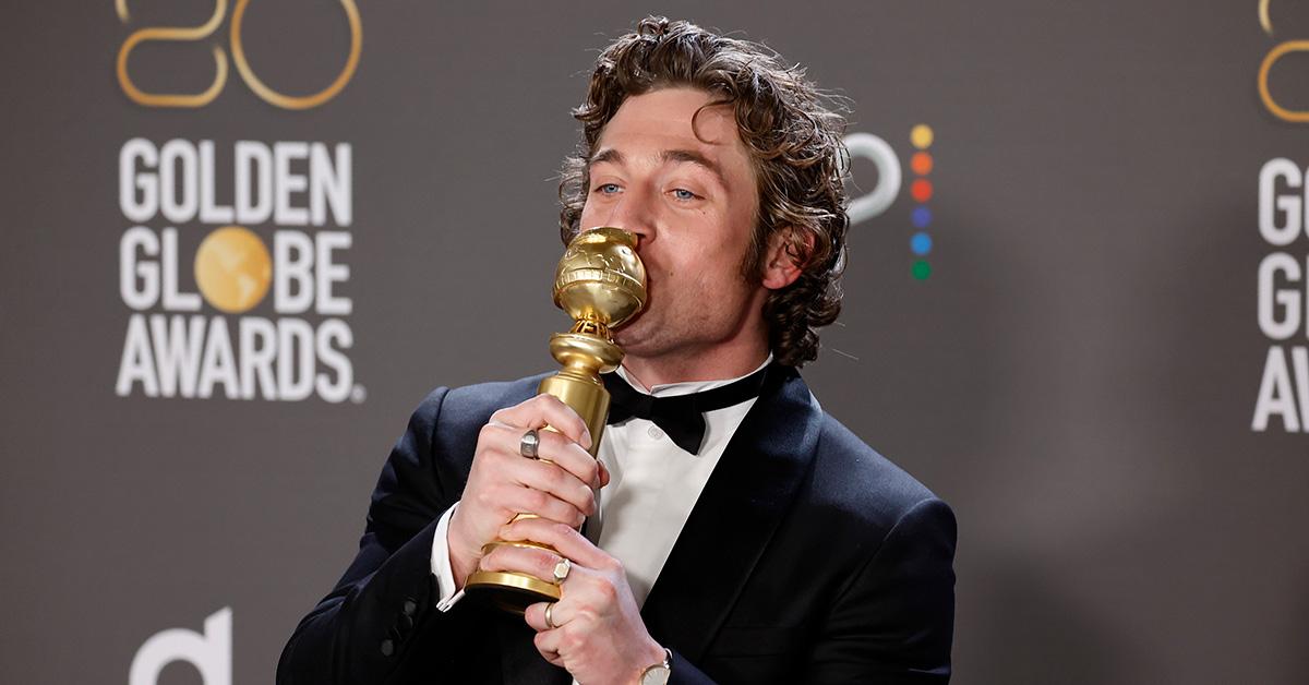 jeremy allen white kissing his golden globe award