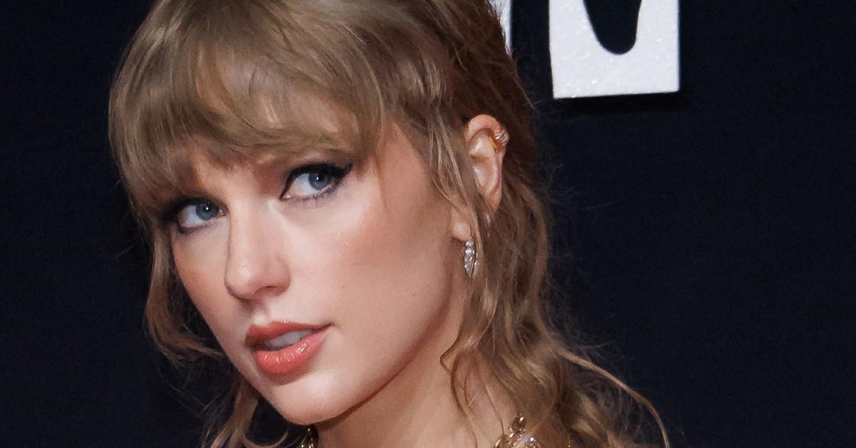 Taylor Swift posing for a press photo
