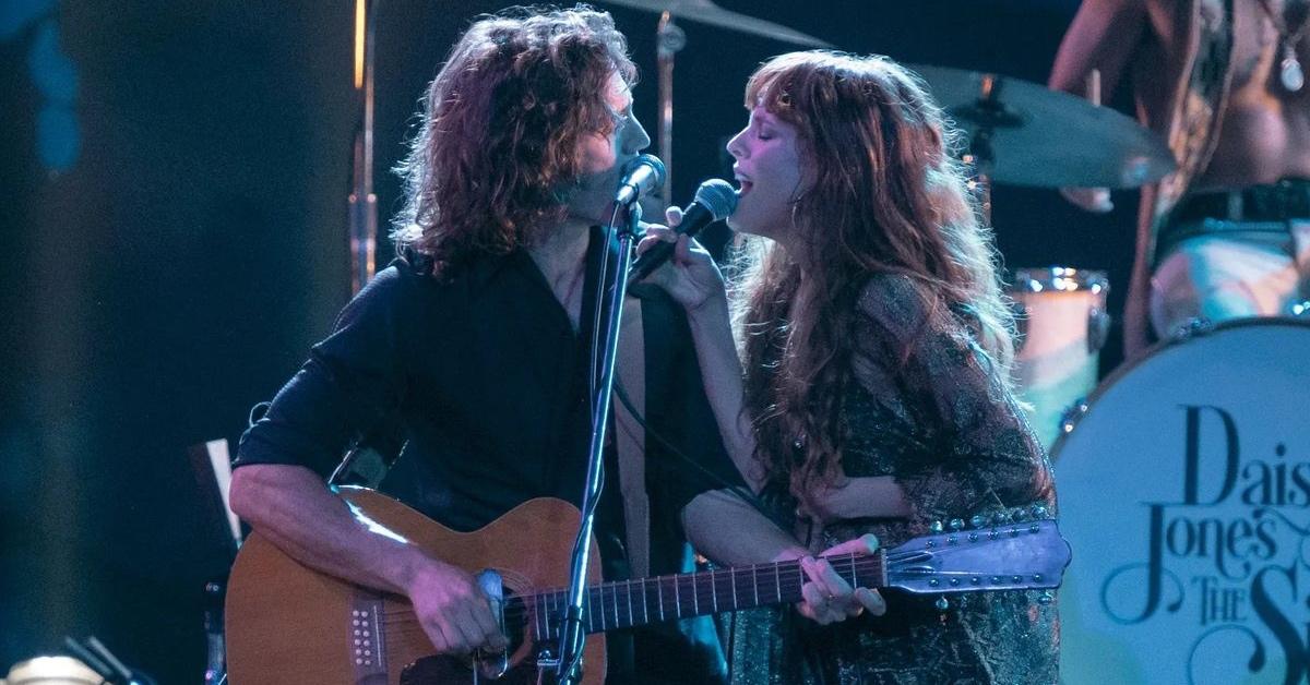 Billy (Sam Claflin) and Daisy (Riley Keough) perform onstage.