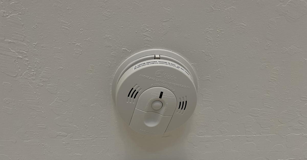 view of kidde smoke detector on ceiling