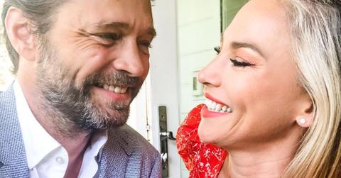 Jason Priestley and Naomi Lowde-Priestley smiling