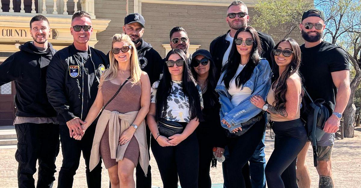 Vinny, Mike, Lauren, Pauly, Ronnie, Deena, Snooki, Zack, Jenni, Vinny 2.0 and Angelina pose for a photo on 'Jersey Shore Family Vacation'