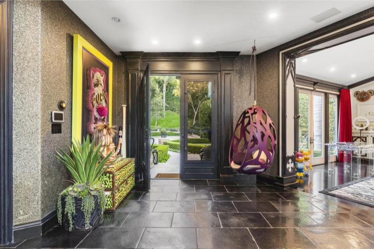 Insanely Weird Pics of Dr. Phil's Mansion Has the Whole