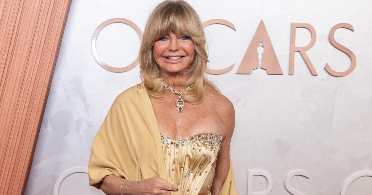 Goldie Hawn wearing gold at the Oscars.