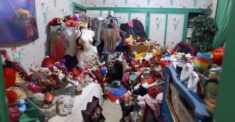 A cluttered room featured on 'Hoarders'.