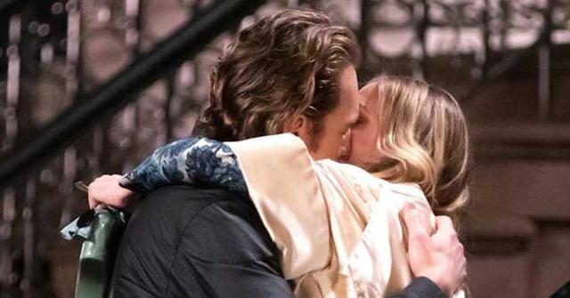 (l-r): John Corbett as Aidan and Sarah Jessica Parker as Carrie kissing