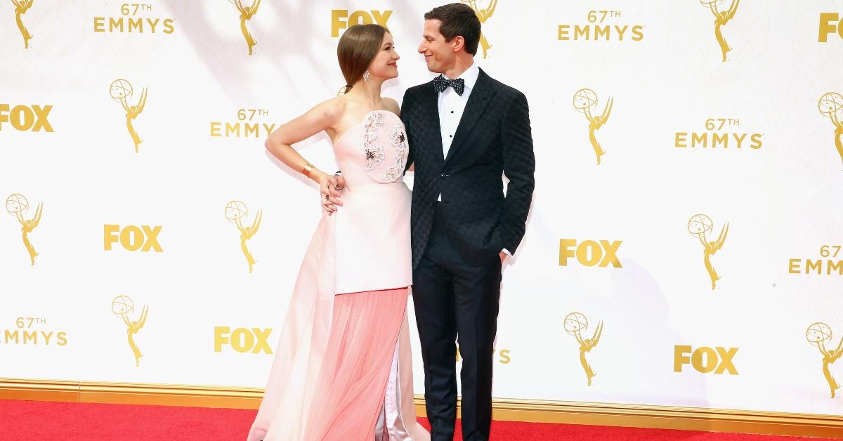 L'actrice Joanna Newsom (à gauche) et l'animateur Andy Samberg assistent à la 67e cérémonie annuelle des Primetime Emmy Awards au Microsoft Theater le 20 septembre 2015.