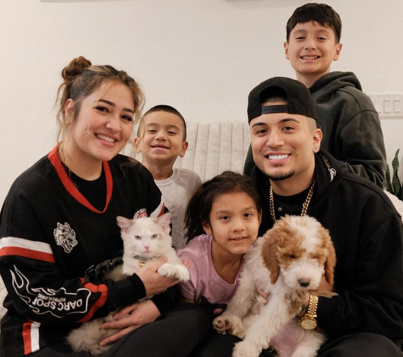 Lgndfrvr, his girlfriend, Des Gutierrez, and their kids sitting for a family photo.