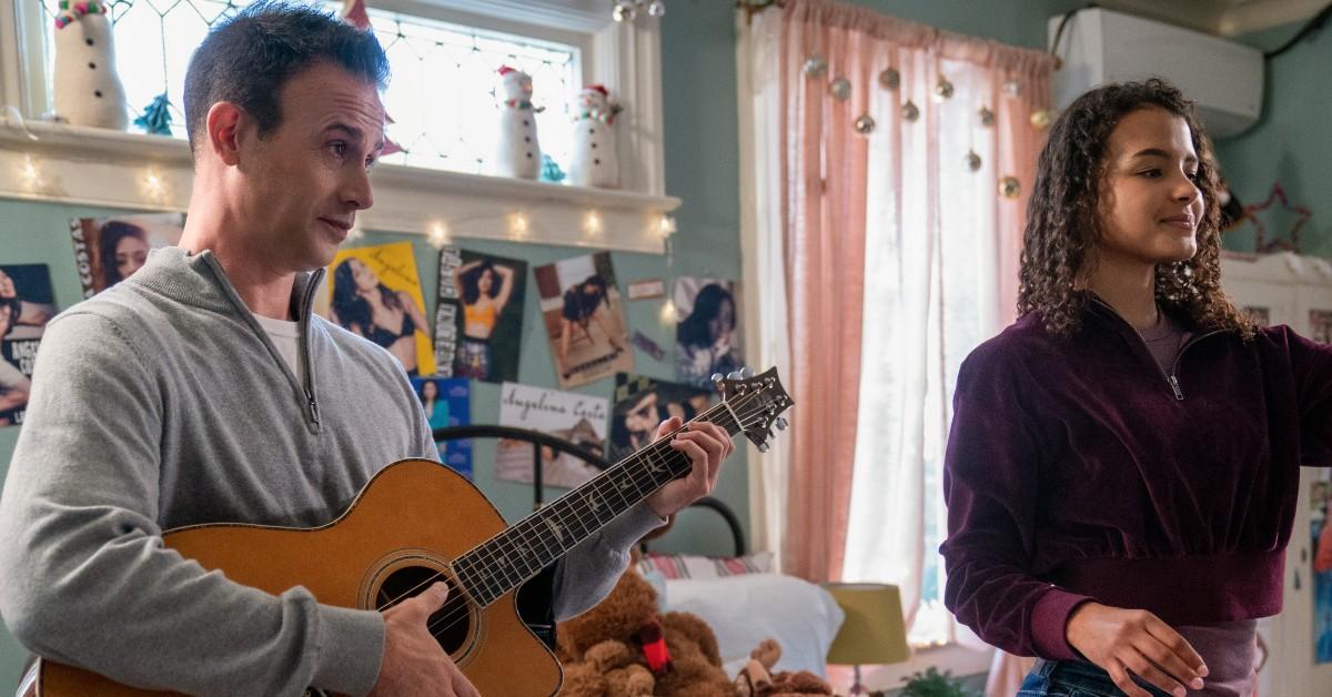 (L-R) Freddie Prinze Jr. as Miguel, Deja Cruz as Cristina in 'Christmas With You.' SOURCE: NETFLIX
