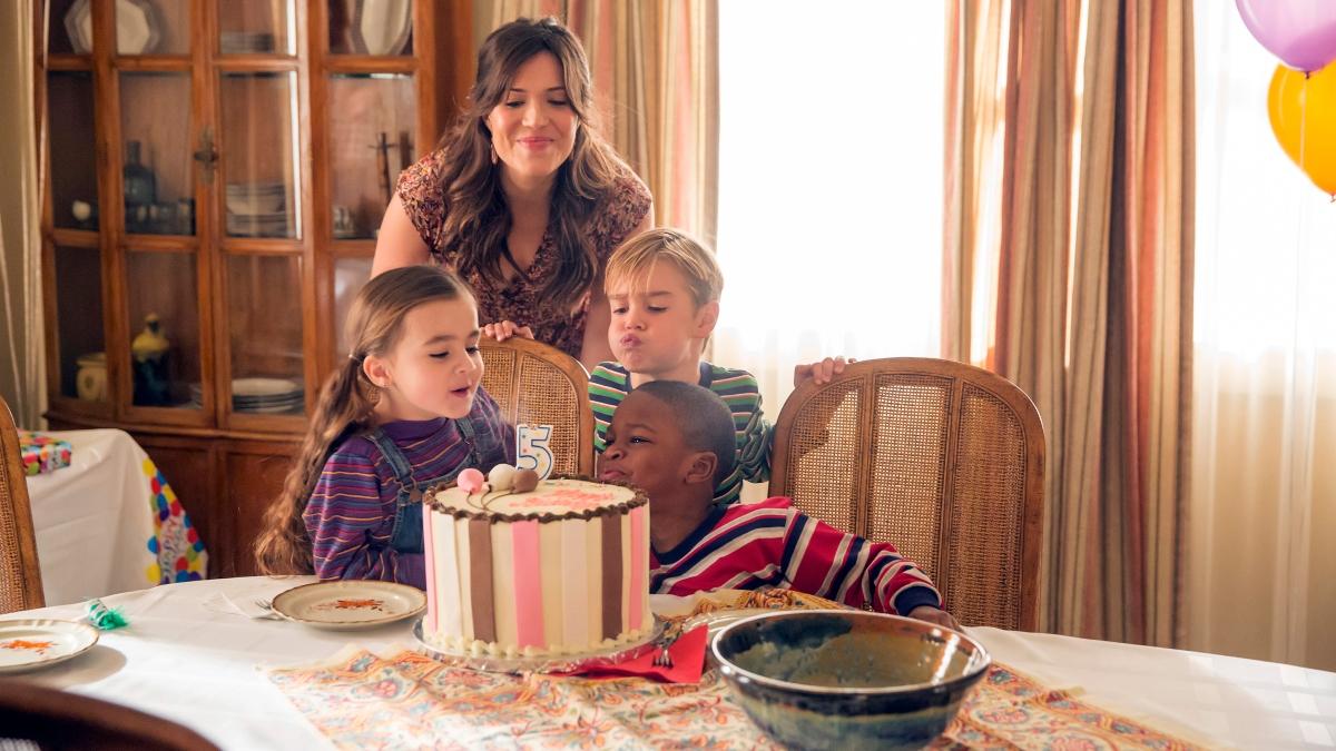 Rebecca and her kids celebrate their birthday in a flashback on 'This Is Us'