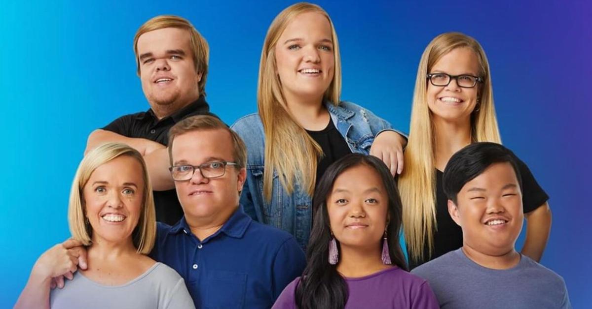 Season 14 7 Little Johnstons promo photo on blue background