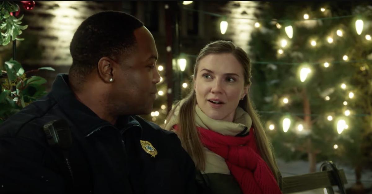 Sara Canning and Ser'Darius Blain talking in 'Christmas On Call'