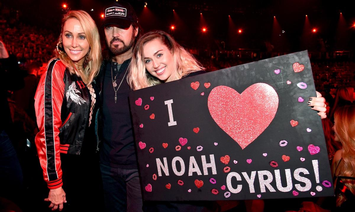 Tish, Billy Ray, and Miley Cyrus with an "I <3 Noah Cyrus!" sign in 2017