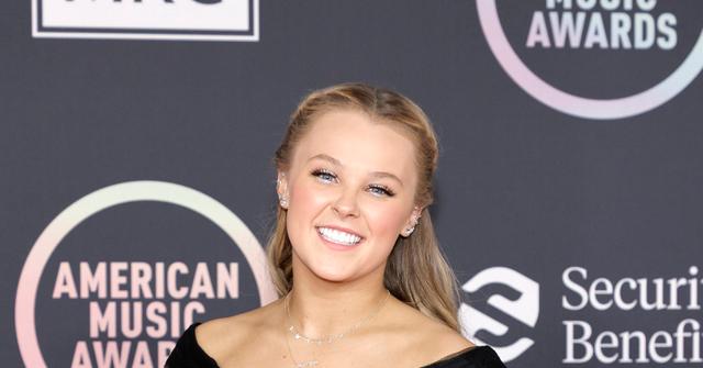 JoJo Siwa at the 2021 American Music Awards.