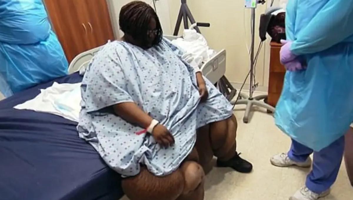 Liz Evans from 'My 600-lb Life' in a patient gown.