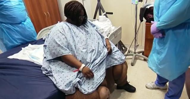 Liz Evans from 'My 600-lb Life' in a patient gown.