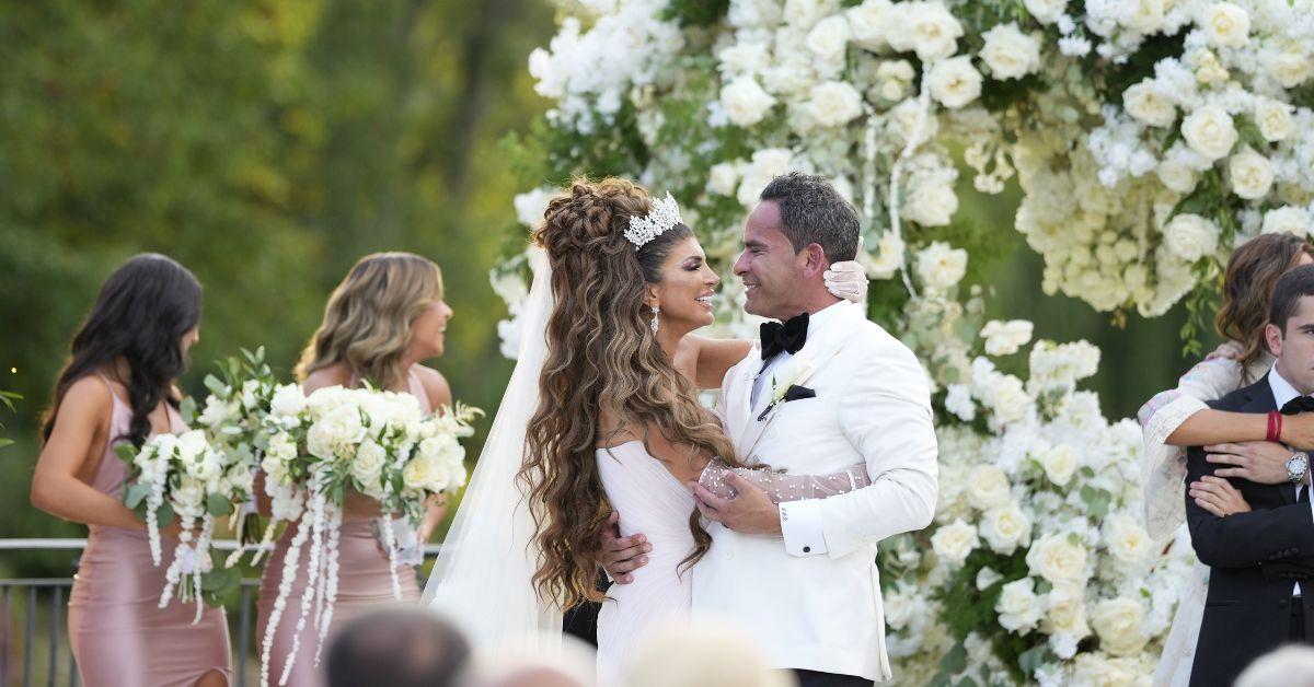 (l-r): Teresa and Louie from 'RHONJ' hugging on their wedding day.