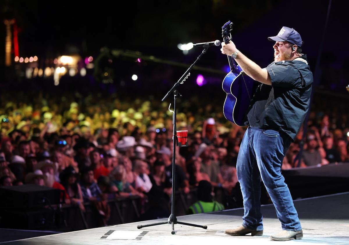 luke combs playing guitar