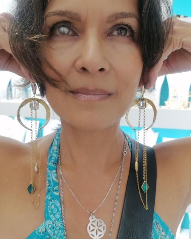 Nia Peeples shares an up close look at her right eye.