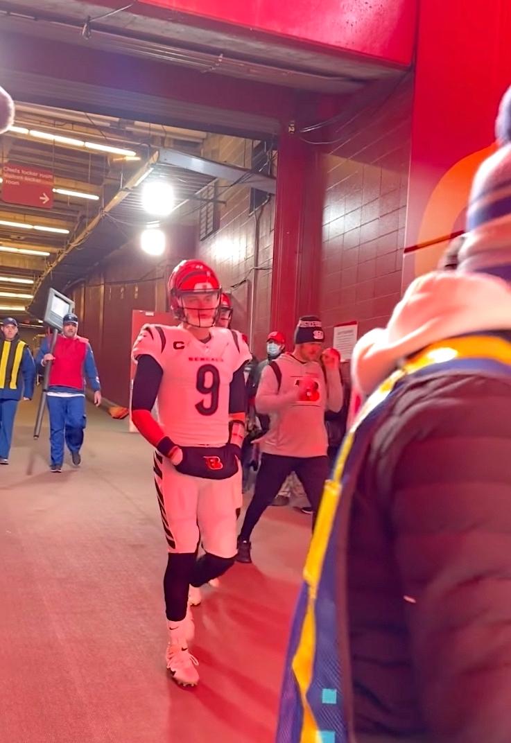 Bengals QB Joe Burrow sports a hand warmer.