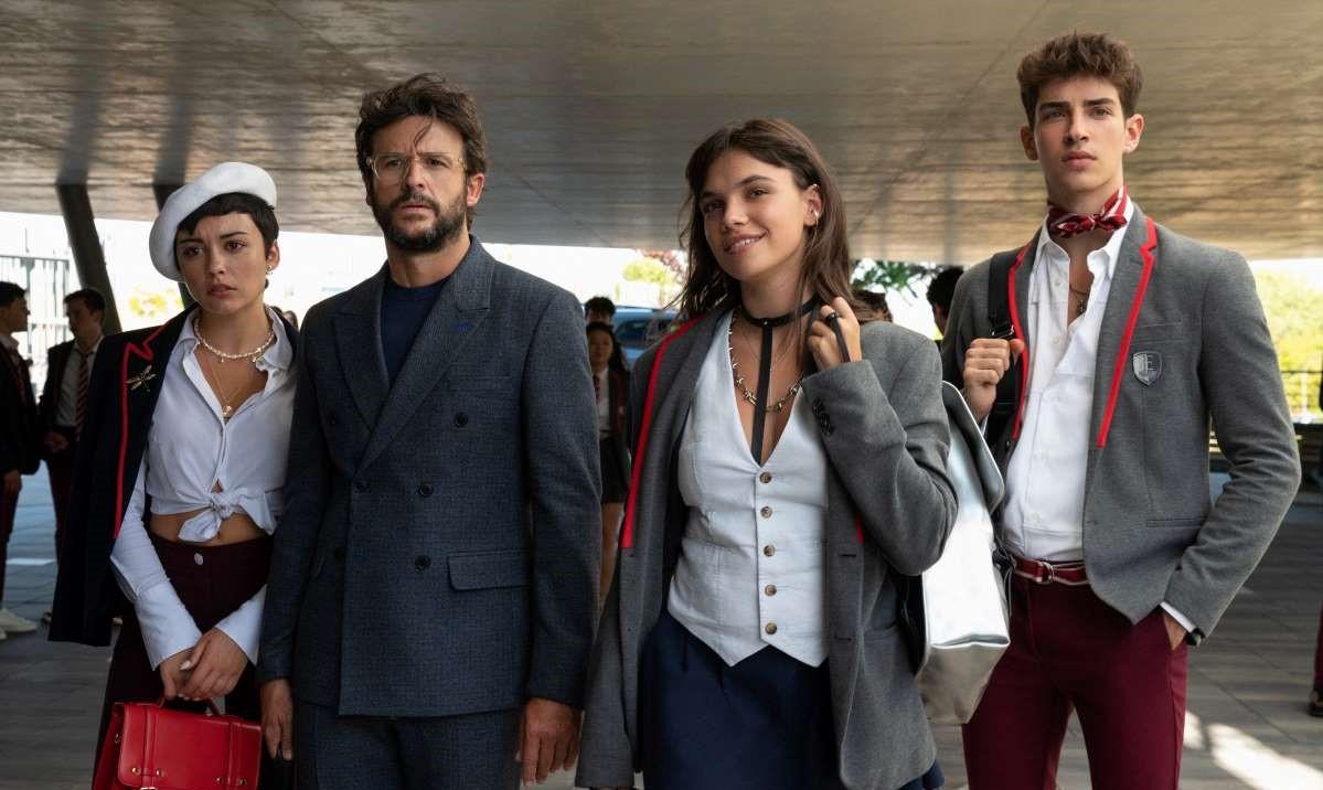 CARLA DÍAZ as ARI, DIEGO MARTIN as BENJAMIN, MARTINA CARIDDI as MENCÍA, MANU RÍOS as PATRICK in ÉLITE