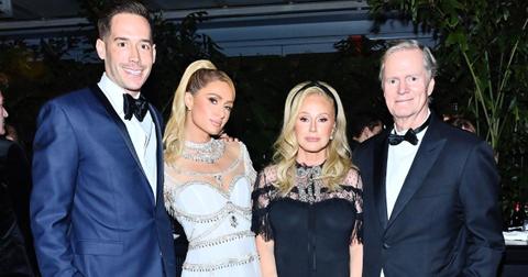 Carter Reum, Paris Hilton, Kathy and Rick Hilton pose for a photo