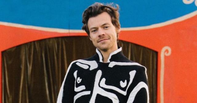 Harry Styles promoting his song "Daylight."