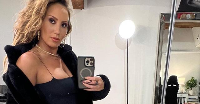 cheryl burke mirror selfie
