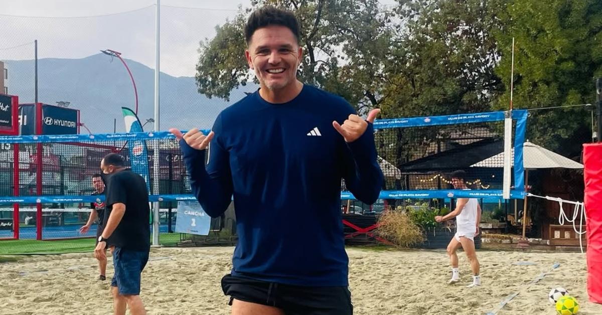 Rafael Olarra playing volleyball.